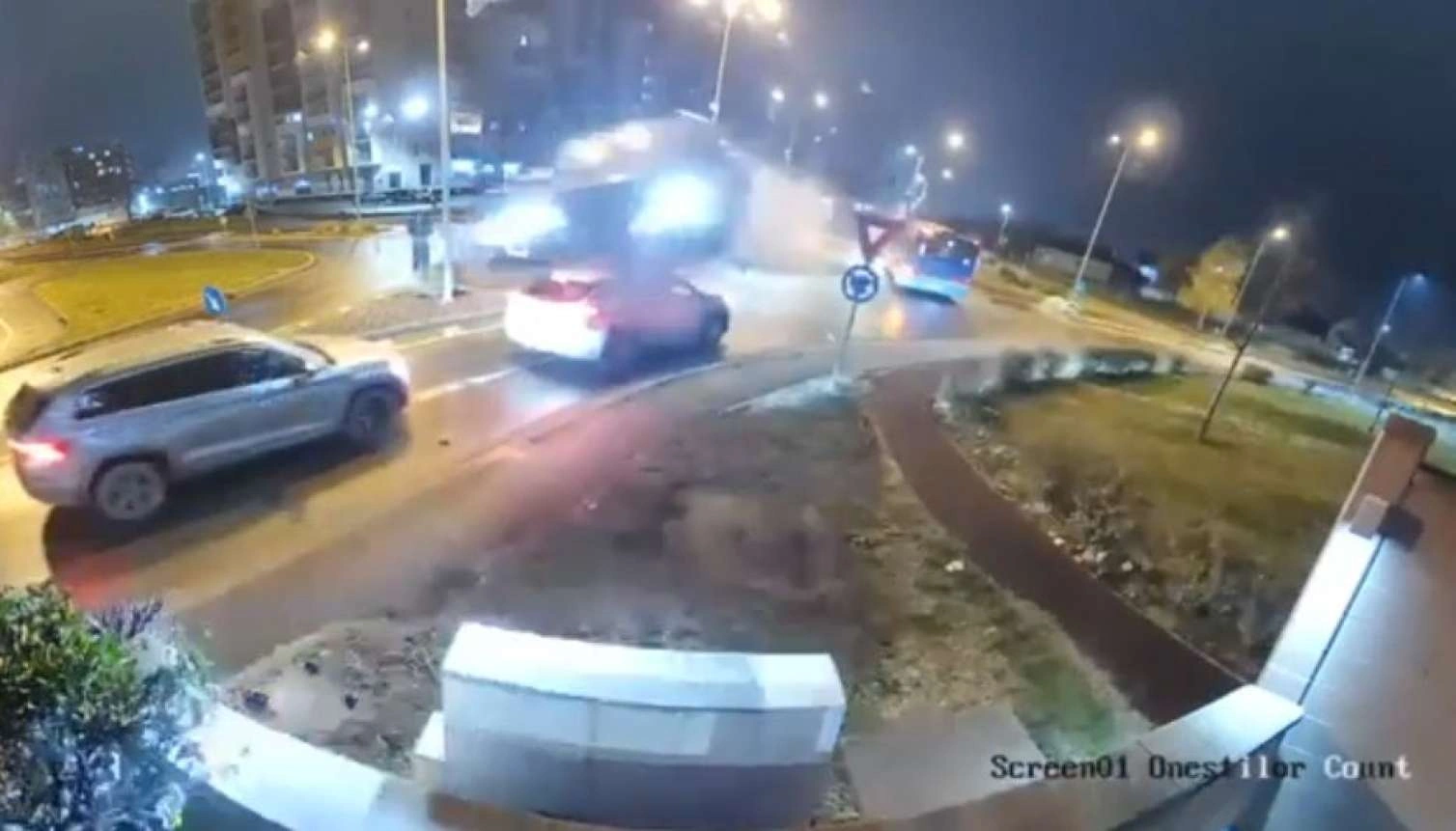 “Mercedes” iki avtomobilin üzərindən uçdu – “Kiberpank” effektli qeyri-adi qəza – VİDEO