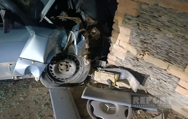 Tovuzda avtomobil divara çırpıldı: Xəsarət alanlar var - FOTO