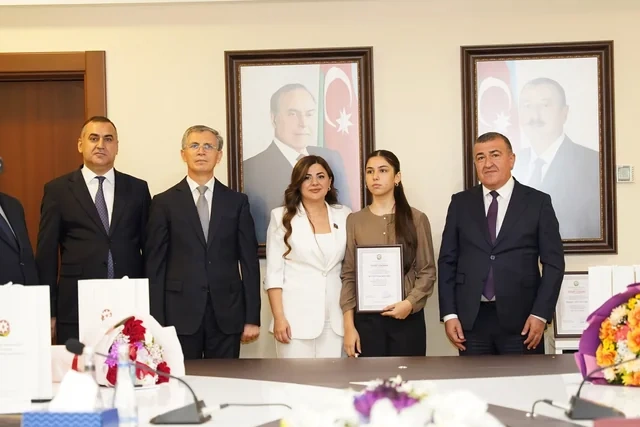 Xətai rayonunda ali məktəblərə qəbul olmuş və birinci sinfə başlayacaq şəhid övladları ilə görüş keçirilib