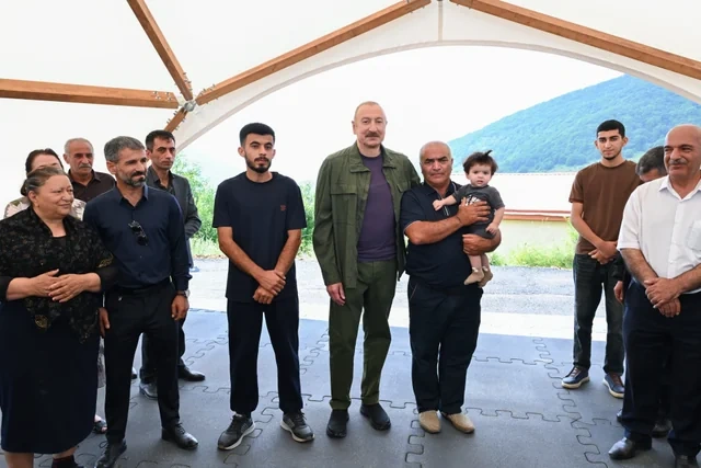 Prezident Kiçik Qaladərəsində görülən işlərlə tanış olub və kəndə qayıdan sakinlərlə görüşüb - FOTO