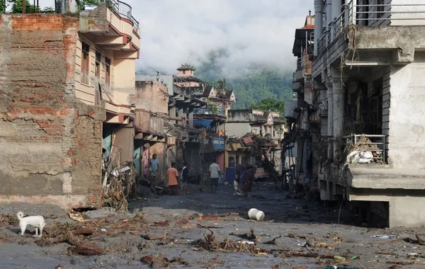 Nepalda möcüzə: Altı yaşlı qız üç gün sonra dağıntılar altından xilas edildi - VİDEO