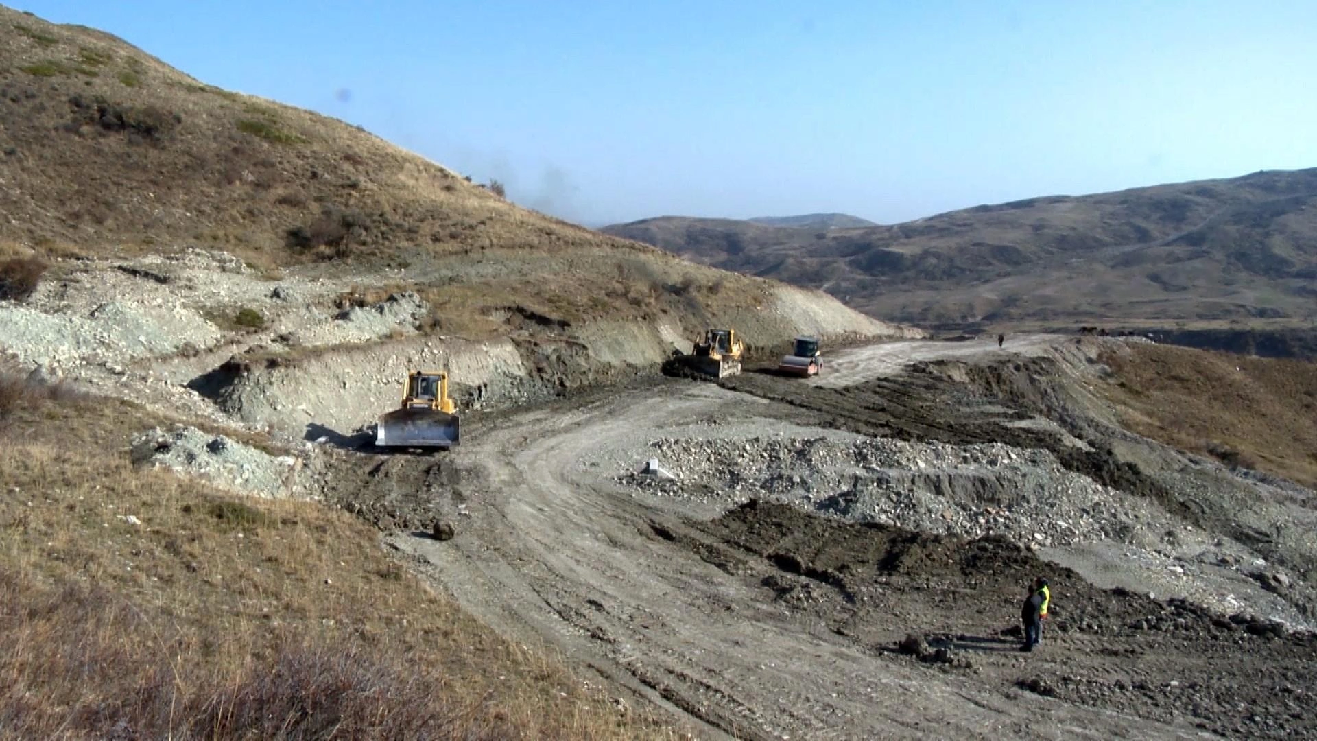 Lahıc yolunda torpaq sürüşdü, hərəkət dayandırıldı