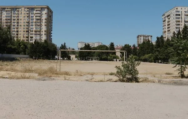 Bakının məşhur stadionu baxımsız vəziyyətdə - Meydançanı kol-kos basıb, tribunalar dağılıb - VİDEO