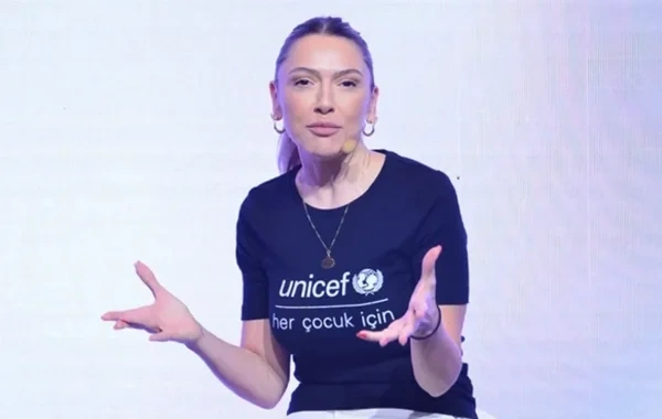 Müğənni Hadise UNICEF-lə əməkdaşlığa son qoydu