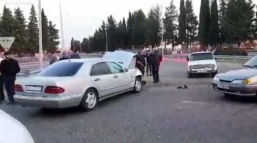 “Mersedes” evin divarına çırpıldı: ölən var - Foto