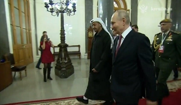 Putinin 4 il öncə ona hədiyyə etdiyi gödəkçə ilə Rusiyaya gəldi