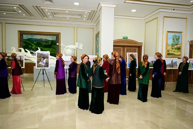 Türkmənistanda "Azərbaycan - obyektivdən tarixə" adlı sərgi təqdim olunub - FOTO