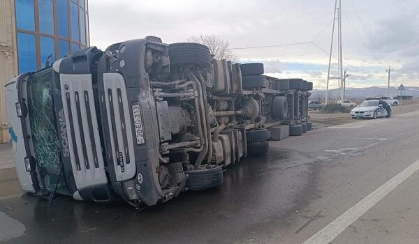Ucarda yük maşını aşdı