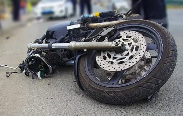 Tovuzda avtomobillə motosiklet toqquşdu: 18 yaşlı sürücü xəsarət aldı