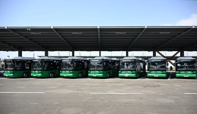 Prezident Naxçıvanda elektrik mühərrikli yeni avtobuslara baxıb, dəmir yolu infrastrukturunda aparılan yenidənqurma işləri ilə tanış olub - VİDEO