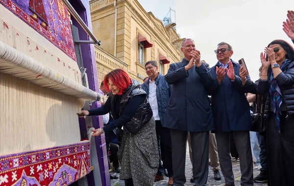 "Azercell" Beynəlxalq Xalça Festivalında "Minlərlə ilmə, bir güc" xalçasını təqdim etdi