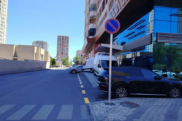 Altı tibb müəssisəsinin yanında minib-düşmə yerləri yaradılıb  - FOTO