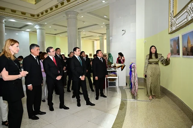 Türkmənistan Dövlət Təsviri Sənət Muzeyində "Azərbaycan milli irsinin inciləri" adlı sərginin açılışı keçirilib - FOTO