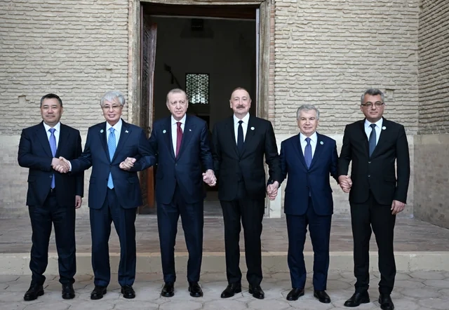 İlham Əliyev və TDT-nin qeyri-rəsmi Zirvə görüşünün digər iştirakçıları Türküstanda bir sıra mədəni məkanlarla tanış olublar - FOTO