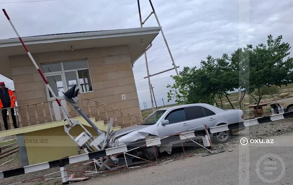 Kürdəmirdə QƏZA: "Mercedes" dəmiryol keçidinə çırpıldı