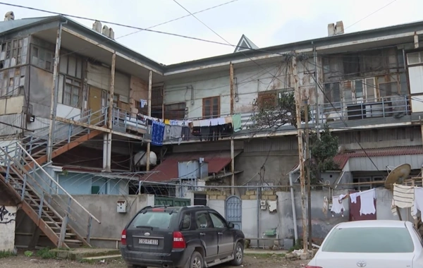 Zabratda köhnə binanın sakinləri təhlükə altında yaşayırlar