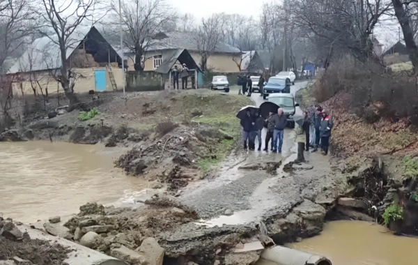 Vənlik kəndində körpü qəzalı vəziyyətə düşüb: Sakinlər çarəsiz durumda qalıblar