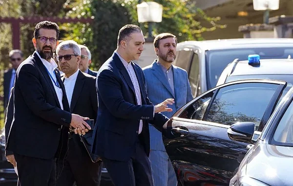 Cenevrədə gərgin anlar: İran heyəti ABŞ nümayəndələri ilə əlsıxmadan və birgə fotodan imtina etdi - VİDEO