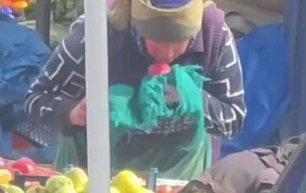 Salyan bazarında qadın satıcı almaları tüpürərək silib?