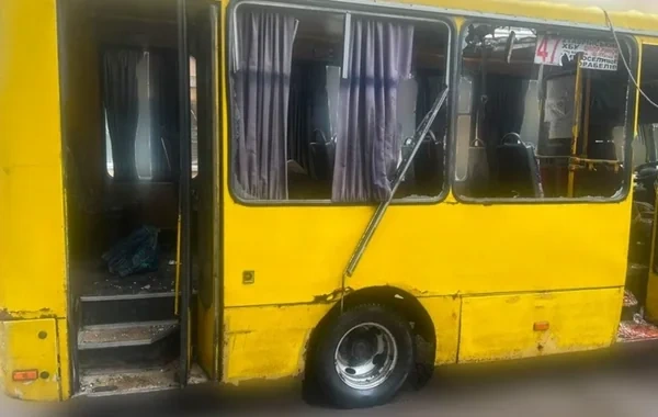 Rusiya Xersonda mikroavtobusa dron zərbəsi endirdi: Ölənlər və yaralananlar var - FOTO - VİDEO