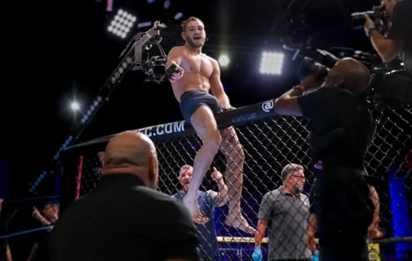 Azərbaycanlı idmançı UFC-də nadir fəndlə QALİB GƏLDİ - Döyüşün VİDEOSU