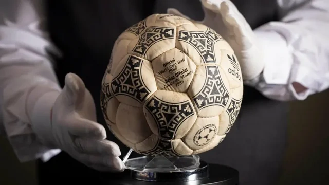 Maradonanın "Tanrının əli" qolunu vurduğu top 3,3 milyon dollara satıldı