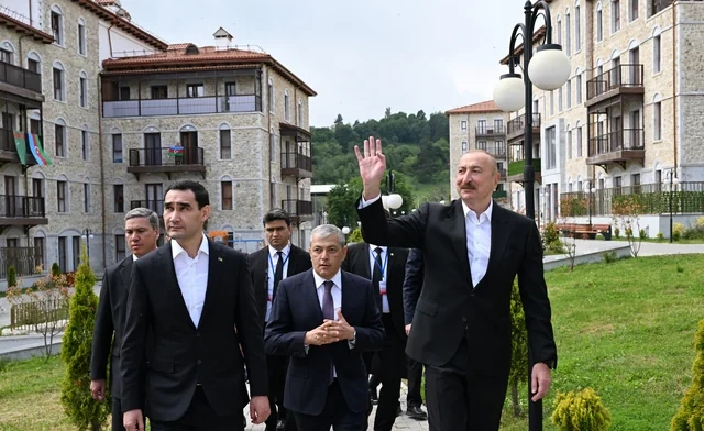 İlham Əliyev Sərdar Berdiməhəmmədov Şuşa şəhərində inşa edilmiş birinci yaşayış kompleksində olublar - FOTO