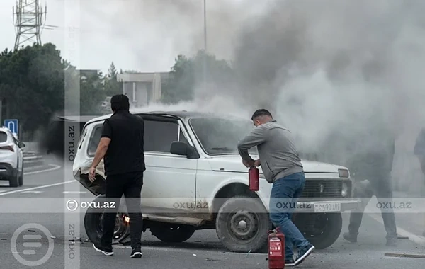 Bakıda iki avtomobil toqquşdu: Biri yandı - Video