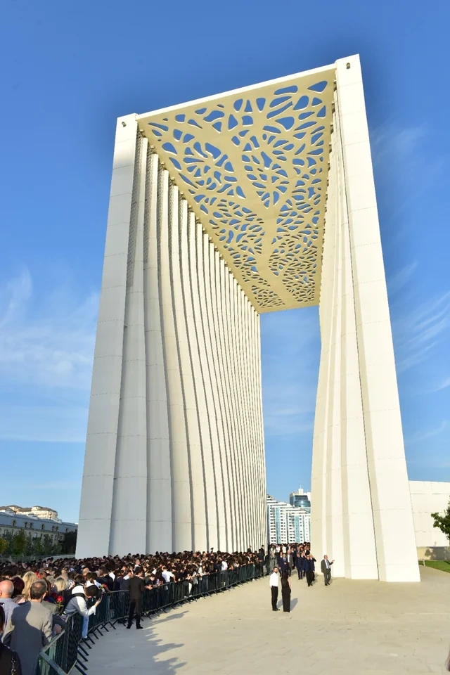 Azərbaycan Həmkarlar İttifaqları Konfederasiyasının, üzv və tabe təşkilatların kollektivləri Zəfər parkını ziyarət ediblər - FOTO