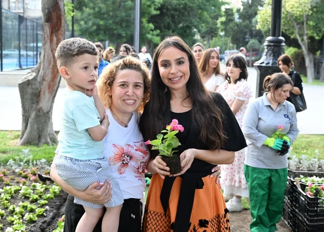 Leyla və Arzu Əliyevalar Bakı Bulvarında mövsümi güllərin əkilməsi aksiyasında iştirak ediblər - FOTO