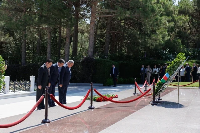MEDİA, Audiovizual Şura və Mətbuat Şurasının nümayəndələri Fəxri xiyabanı ziyarət ediblər - FOTO
