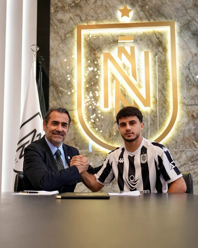 "Neftçi" gənc futbolçusu Emil Səfərovla müqaviləni uzatdı - FOTO