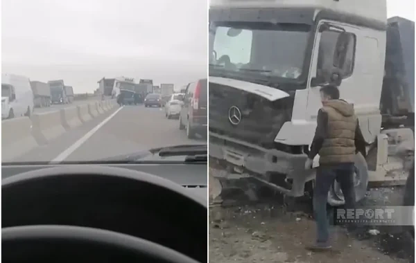 Bakı-Quba yolunda yük maşını beton arakəsməyə çırpılıb: Yaralılar var