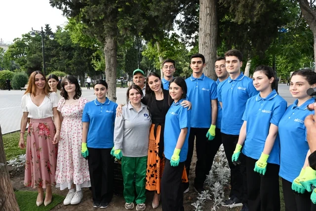 Leyla və Arzu Əliyevalar Bakı Bulvarında mövsümi güllərin əkilməsi aksiyasında iştirak ediblər - FOTO