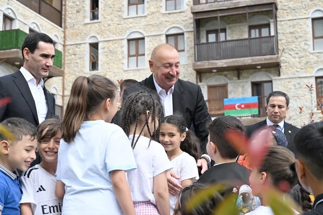 İlham Əliyev Sərdar Berdiməhəmmədov Şuşa şəhərində inşa edilmiş birinci yaşayış kompleksində olublar - FOTO