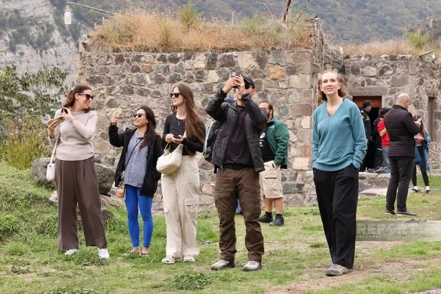 Beynəlxalq səyyahlar Kəlbəcərdəki Xudavəng monastırında olublar - Foto