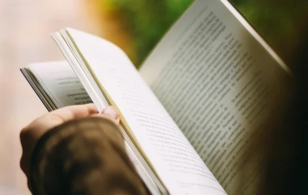 Böyük Britaniyada yazıçılar süni intellekt şirkətlərini əsərlərini oğurlamaqda günahlandırırlar
