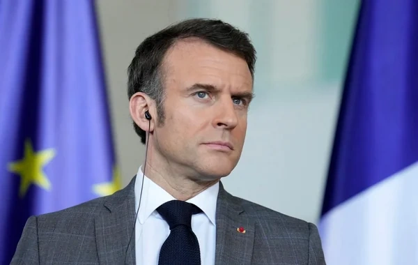 Makron yuxarı siniflərdə mobil telefonlardan istifadəni qadağan edən qanunu imzalayıb