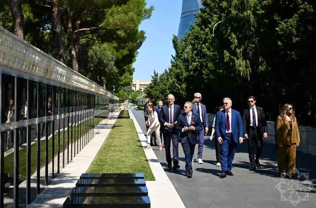 ATƏT-in fəaliyyətdə olan sədri Bakıda şəhidlərin xatirəsini anıb - FOTO