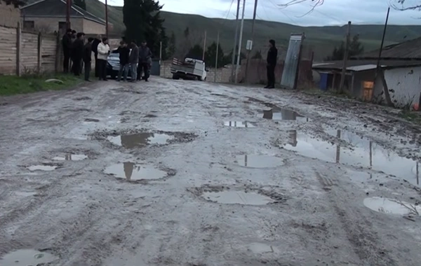 "Hansı dövrdə yaşayırıq ki, küçəmiz belə vəziyyətdədir?" - Şabranda palçıqlı yollardan təngə gələn sakinlərdən ŞİKAYƏT