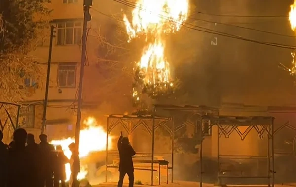 Bakıda həyətdə qalanan bayram tonqalı yanğına səbəb oldu - ANBAAN VİDEO