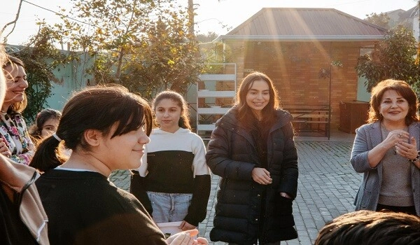 Arzu Əliyeva bu mərkəzə avtobus hədiyyə etdi
