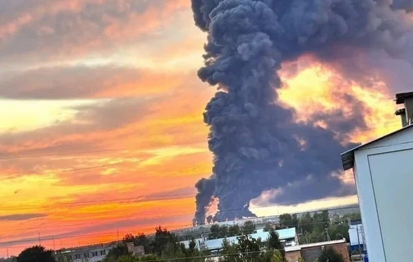 Ukrayna dronları ilk dəfə Rusiyadakı "Ozon" şirkətinin mərkəzinə zərbə endirdi: Yanğın baş verib - FOTO-VİDEO