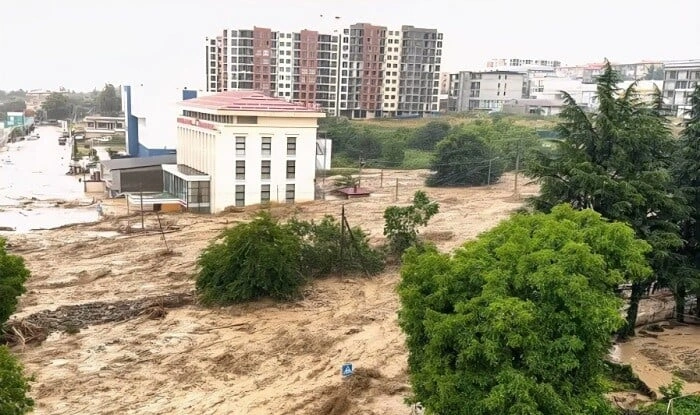 Gürcüstanda güclü yağışlar: Bu şəhər su altında qaldı