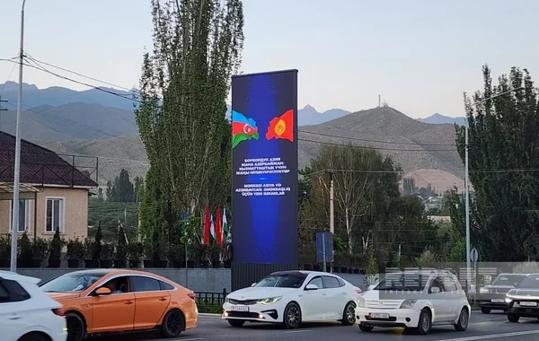 Çolpon-Ata küçələrində Azərbaycan Prezidentinin səfərinə həsr olunmuş bannerlər quraşdırılıb