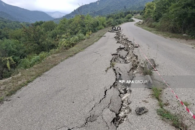 Qubada Rustov-Xanəgah yolunda sürüşmə olub - FOTO