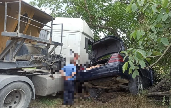 Bakı-Quba yolunda "Mercedes" yük maşınına çırpıldı, beş nəfər xəsarət aldı - FOTO