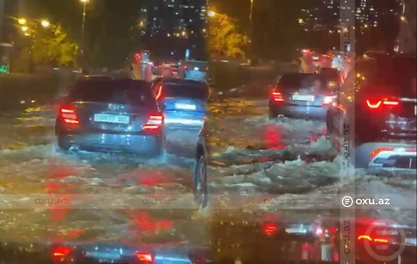 Yağış Bakı yollarını iflic etdi: Küçələr keçilməz hala düşdü - VİDEO