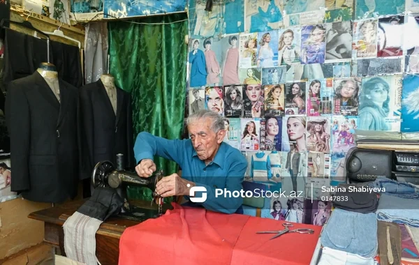 Əsrlik tikiş maşını ilə işləyən şəkili usta: 95 yaşlı dərzinin peşəsinə sevgisi - FOTOREPORTAJ