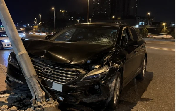 Qobustanda "Hyundai" işıq dirəyinə çırpıldı: Ölən var